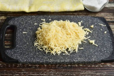 Peyniri rendeleyin..