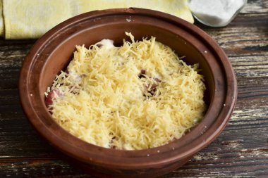 Peyniri etin üstüne koy..