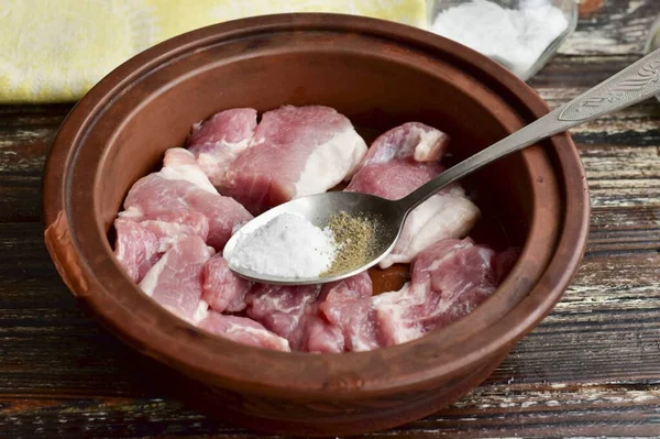 Mettere Carne Una Teglia Forno Puoi Pre Ungerlo Con Olio — Foto Stock