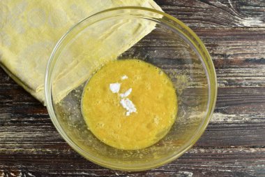 Karıştır ve kabartma tozu ekle.