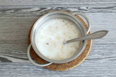 Yulaf ezmesi ekle ve 5 dakika boyunca az ısıda yulaf lapası pişir. Buzdolabı.