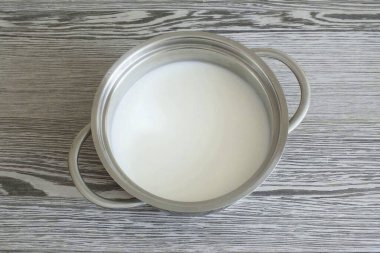 Suyu 150 ml ile karıştır. Süt. Ateşe ver, kaynat..