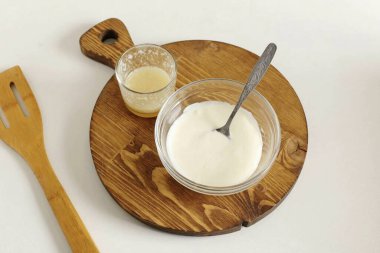 Jelatini mikrodalgada ya da ocakta erit (kaynama değil!) Ve 2-3 tbsp ile karıştır. Ekşi krema.