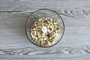 Hamur gelirken, fındıkları kızart. Gerekirse soyun. Karıştırıcı kasesindeki kırıntılara yumruk at..