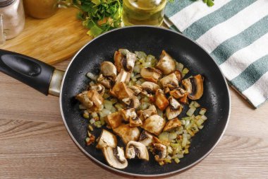 Mantarları dilimlere ya da orta küp şeklinde doğra, tavaya ve mevsime tuz ekle. Altın kahverengiye kadar mantarları 4-5 dakika kızart..