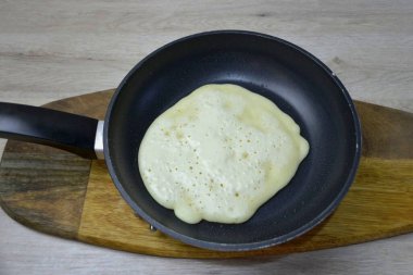 Kızartma tavasını ısıtın ve ilk gözlemeyi kızartmadan önce, sebze yağıyla silin, hamur içinde bulunduğu için daha fazla yağ gerekmez. Mangırları dök, her iki tarafı da kızart. Orta sıcaklıkta kızart ki hamur pişirebilsin..