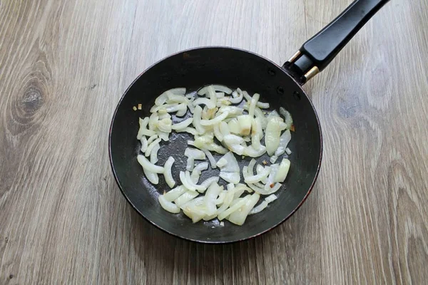 Sbucciare Tagliare Cipolla Friggere Con Olio Vegetale Minuti — Foto Stock