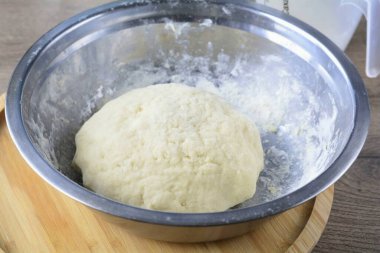 Ekmek hamurunu yoğur - sert ama yumuşak olacak. Masada 15 dakika dinlenin..