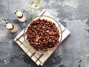 Kahvaltı için Fıstık Ezmesi yapmak için gerekli tüm malzemeleri hazırlayın..