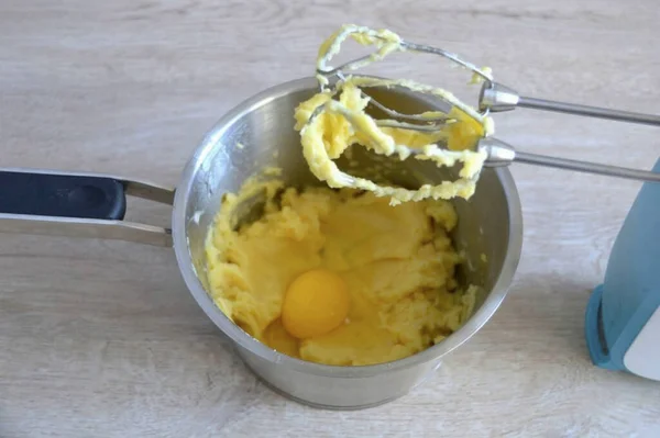 Τοποθετήστε Δύο Αυγά Μέσα Στη Σφολιάτα Ανακατεύοντας Δυνατά Αυτό Μπορεί — Φωτογραφία Αρχείου