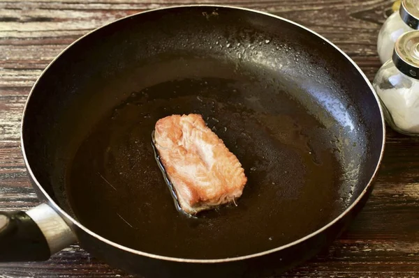 Fry pink salmon in vegetable oil in a frying pan. Do not forget to salt and pepper it to taste.