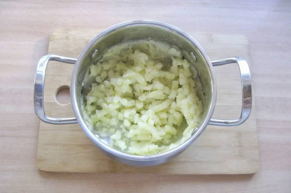 ジャガイモを皮をむき 鍋に入れます 水に注ぐ 味に塩し 柔らかくなるまで調理 それから水を排水し マッシュポテトを作る — ストック写真