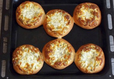 Bitmiş shangi peyniri ve yumurtayı çarşaftan kaldır..