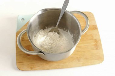 Un ve tuzu bir tencerede birleştir..