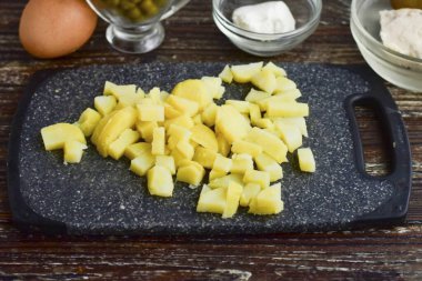 Haşlanmış patatesleri küp küp doğra. Eğer sebzeniz çiğ ise, 20 dakika önceden kaynatın. Suya en az 0.5 tatlı kaşığı tuz ekle ki tatları tatsız olmasın..
