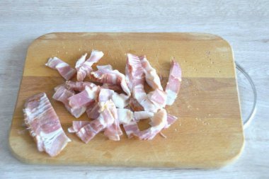 Makarnayı kaynatmak için su koy, pastırmayı dilimlere ayır..