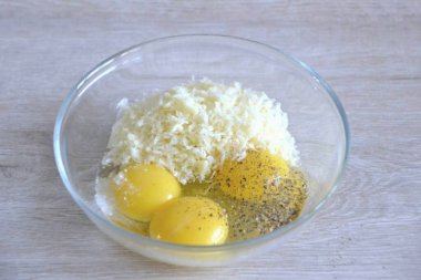 Çatal 1 yumurta, 2 yumurta sarısı, 2 tbsp ile karıştır. Yemek kaşıkları rendelenmiş parmesan, biber..