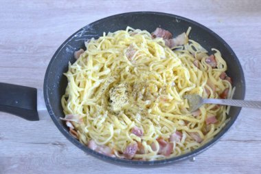 Bir dilim daha tereyağı ve biber ekle..