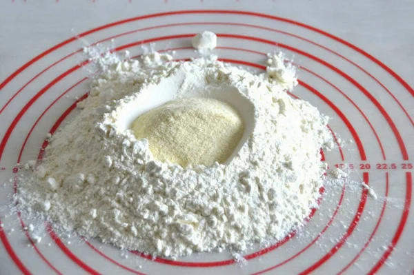 2つの小麦粉を混ぜる ゼログラインドまたはエキストラとセモリナ — ストック写真