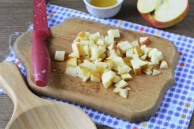 Elmaları küçük küp doğra.