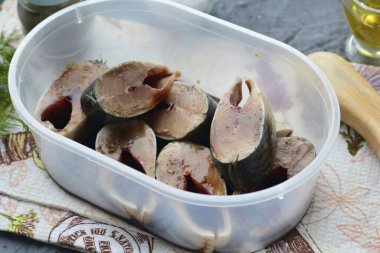 Tuz, biber ve soya soslu ringa balığı mevsimi. Masada 15 dakika salamura et..