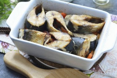 180-190 derecede sebzeli ringa balığı pişirmek 30-35 dakika sürer..