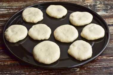 Beyazlatıcının kenarlarını bağla. Böylece, tüm beyazları oluşturun ve onları sebze yağı ile yağlanan bir yemek tepsisine dikişe yerleştirin..