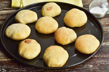 Pişirme kağıdını önceden ısıtılmış bir fırına 25-35 dakika boyunca 190 dereceye gönder..