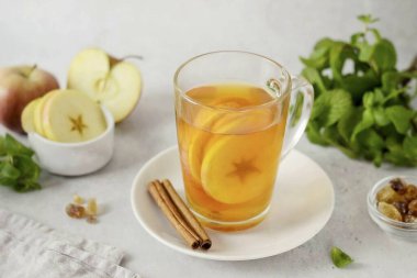 Soğuk havada sıcak tutulacak ve yazın buzla soğutulup servis edilebilir. Çayın aromatik, tatlı ve çok lezzetli olduğu ortaya çıktı! Afiyet olsun.!