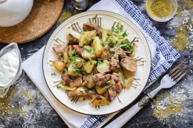 Masaya ev yapımı turşu ve taze sebzelerle patates servis edin. Bir kaşık dolusu lezzetli ekşi krema da ekleyebilirsiniz. Hızlı ve bütçe tarifleri her zaman eğlencelidir, bu yüzden tarifimin işe yarayacağından eminim! Afiyet olsun.!