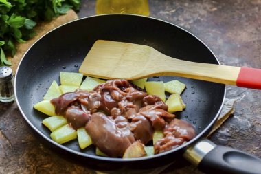 Bir süre sonra tavuğa ciğer ekle..