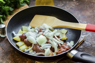 Hemen soğanı ciğer ve patatese ekleyin..