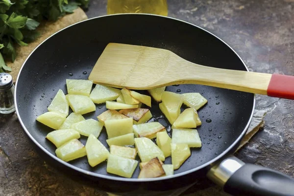 Aqueça Frigideira Adicione Pouco Óleo Vegetal Coloque Batatas Frite Por — Fotografia de Stock