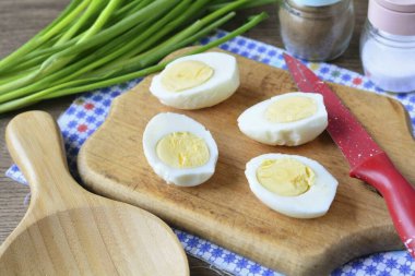 Sert haşlanmış tavuk yumurtası, soğuk ve kabuklu. Yumurtaları yarı yarıya kes..