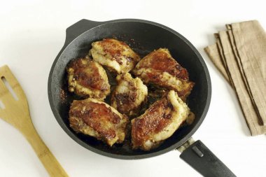 Altın kahverengiye kadar eti orta sıcaklıkta kızart. Sonra arkanızı dönün ve kapağı olmadan eti düşük ısıda tam hazır hale getirin..