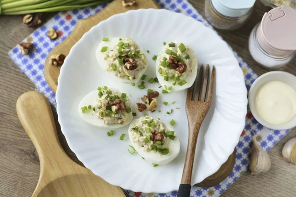 Enfriar Los Huevos Rellenos Refrigerador Espolvorear Con Cebollas Verdes Finamente — Foto de Stock