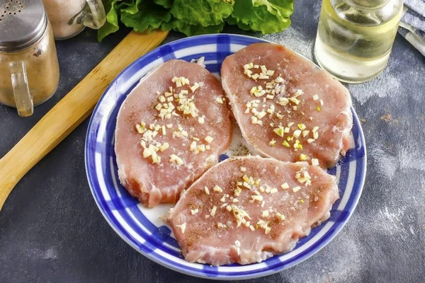 Peel Garlic Cloves Rinse Press Meat Finely Chop Season Meat — Stock Photo, Image