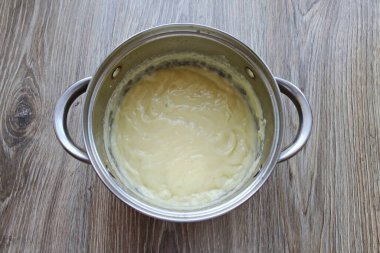 Yumuşak ve yumuşak krema olana kadar her şeyi çırp.