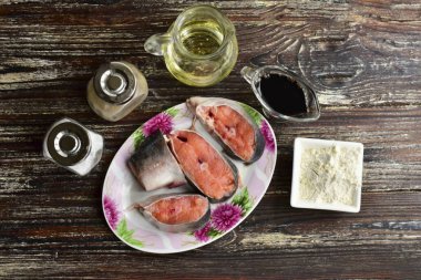 Soya soslu pembe somon pişirmek için gerekli tüm malzemeleri hazırlayın..