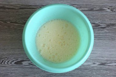 Yumuşayana kadar mikserle dövün. Sıvı bal ekle ve karışımı tekrar döv.