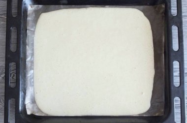 Bir yemek tepsisi al. Parşömen kağıdıyla kaplanmış, yağ ile iyi yağlanmış. Hamuru spatulayla düzleştirilmiş bir yemek tepsisine dök. 7-10 dakika önceden 200 dereceye ısıtılmış bir fırın koyun. Fırınınızın özelliklerini düşünün.!