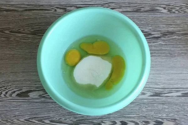 Uma Tigela Combinar Ovos Açúcar Uma Pitada Sal — Fotografia de Stock