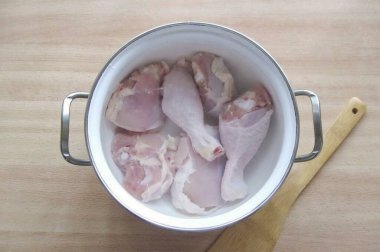 Suyla doldur ve ocağın üstüne koy..