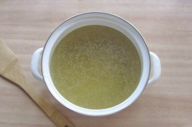 Çorbayı sık ve tavuğu ayrı bir tabağa koy. Jelatini soğuk, kaynamış suyla doldur ve 10 dakika şişmesine izin ver. O zaman sıcak et suyu koy. Jelatin tamamen eriyene kadar karıştır.