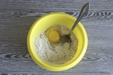 Kaseye yumurta ve protein ekle..