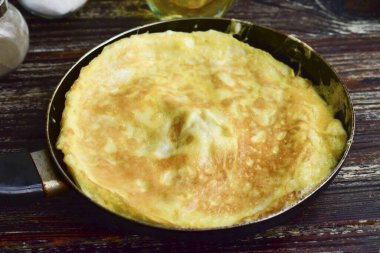 Yumurta kütlesini sebze yağını ısıtmak için bir tavaya dökün. Orta sıcaklıkta krepi kızart..