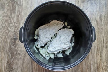 Rasp filetolarını tamamen ekşi kremayla kapla..