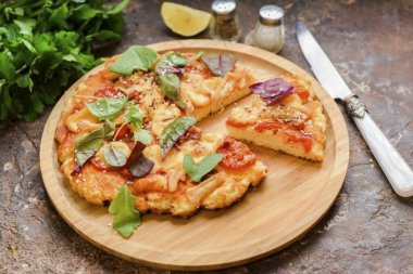 Lezzetli, iştah açıcı ve tatmin edici oluyor. Pizza hem yetişkinlere hem de çocuklara ikram edilebilir. Tarifi not aldığınızdan emin olun! Afiyet olsun.!