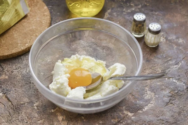 Положите Творог Миску Добавить Яйцо Добавить Соль Перец Вкусу — стоковое фото