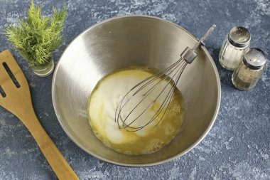 Düşük yağlı kefir ve soda ekle.